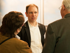Geschäftsführer Dirk Brill im Gespräch mit interessieren Bestattern (Hessischer Bestattertag in Wettenberg)
